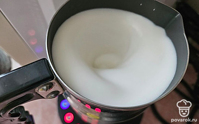 Взбейте молоко до крепкой однородной пены с помощью венчика или капучинатора. 