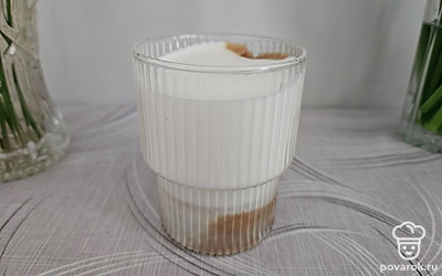 Соберите напиток. В первую очередь налейте молоко, затем аккуратно влейте кофе.