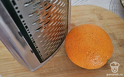 Апельсин помойте и натрите на мелкой терке. Украсьте напиток цедрой. 