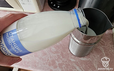 Молоко немного подогрейте и взбейте с помощью капучинатора.