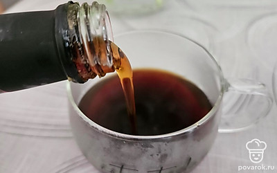 Получившийся кофе разлейте по чашкам. Добавьте ложку кленового сиропа в каждую. Влейте взбитое молоко и, если нужно, добавьте кипяток.