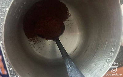 Выложите в турку молотый кофе. Натрите мускатный орех, добавьте бадьян.