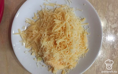 Натрите сыр на крупной терке. 
