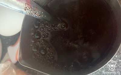 Влейте кипяток, оставьте на 3-5 минут.