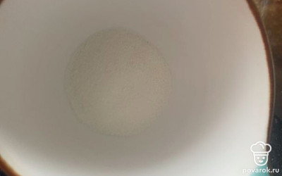 В кружку выложите сухое кокосовое молоко.