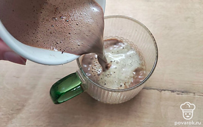 Влейте смесь в кофе.