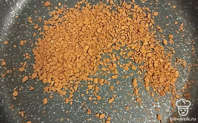 Кофе высыпаем на сухую разогретую сковороду. 