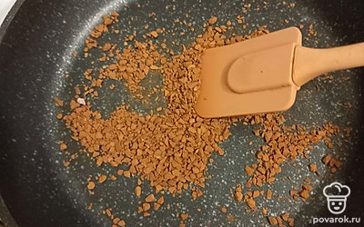 Интенсивно помешиваем 2-4 минуты, чтобы не пригорело и раскрылось полностью. 