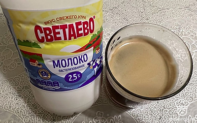 Налить молоко, перемешать.