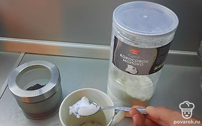 В кружку добавляем все ингредиенты (кофе, кокосовое молоко и кокосовое масло. 