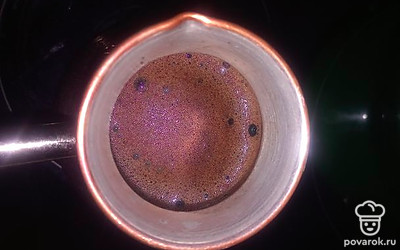 Кофе насыпать в турку и залить водой. Поставить на огонь и довести до кипения Убрать с огня для дого, чтобы жмых осел.