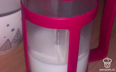 Молоко подогреть и перелить во френч-пресс. 