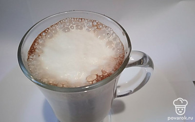 Сливки нагрейте, пробейте блендером. Добавьте в кофе.