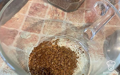 В чашку добавляем кофе.