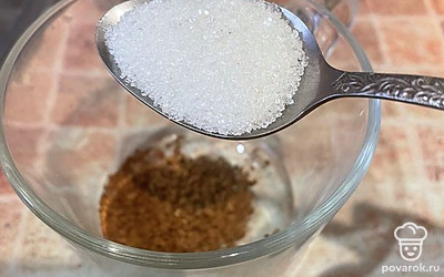 Добавляем сахар по вкусу. Учтите, что будет еще сироп, он тоже сладкий.