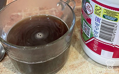 А теперь лайфхак с молоком. Взбиваем молоко без блендера. Если у вас не целая бутылка молока, у вас легко получится. Просто сильно трясем бутылку, и появляется пена. Добавляем это молоко в напиток.