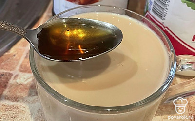 Добавляем мой любимый сироп «Соленая карамель». Доливаем оставшуюся пену от молока.