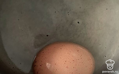 Сварите одно яйцо вкрутую.