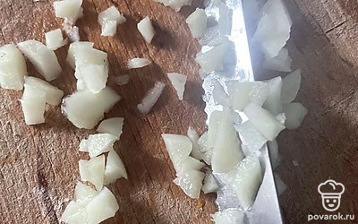 Мелко нарежьте чеснок.