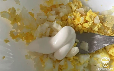 Добавьте чеснок к яйцу и заправьте майонезом. Начинка готова.