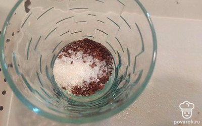 Сахар смешиваем с кофе.
