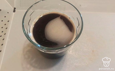 Заливаем кофе кипятком и даем немного постоять. 