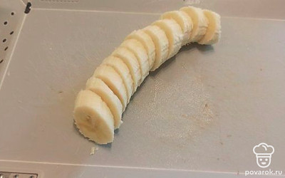 Нарезаем банан кружочками.