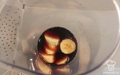 В чашу блендера выкладываем бананы и наливаем кофе.