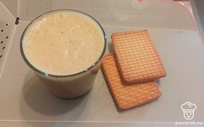 Подаем напиток с печеньем.