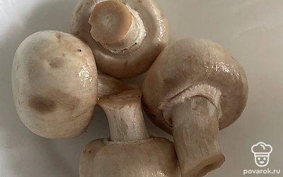 Шампиньоны помойте и выложите в глубокую миску.