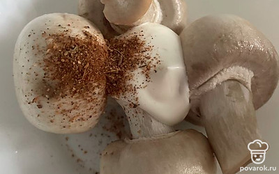 Посыпьте все приправой для шашлыка и итальянскими травами.