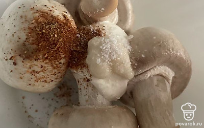 Добавьте морскую соль, все хорошо перемешайте.