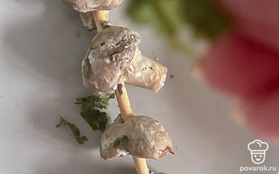 Посыпьте готовые шампиньоны петрушкой.