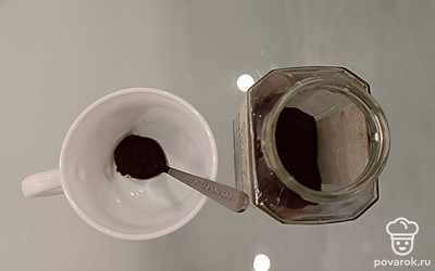 Зысыпьте в чашку 1 чайную ложку молотого кофе.