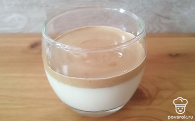 Сверху добавить кофейную массу. Дальгона-кофе готов. 