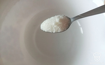 В чашу насыпать сахар. 