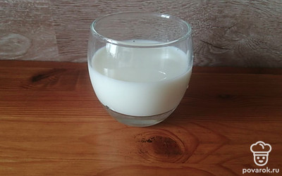 В стакан налить молоко. 