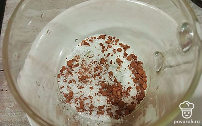 Возьмем сахар и смешаем с кофе.