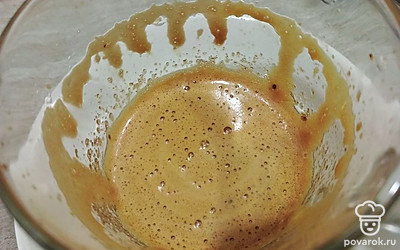 Добавим немного кипятка и взобьем капучинатором. Затем вливаем остальную часть.