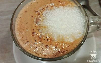Сливки взбиваем и добавляем к кофе.
