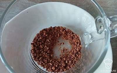 Подготовьте кофе с сахаром и насыпьте его в чашку для капучино.