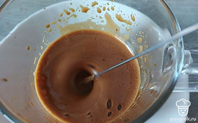 Долейте взбитое молоко или кипяток.