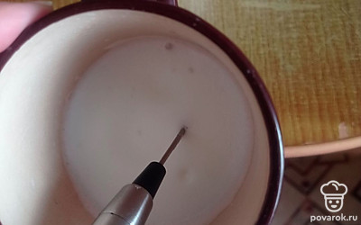 Ставим чайник и кипятим воду. Греем молоко примерно до 60 градусов в микроволновке. Взбиваем. 