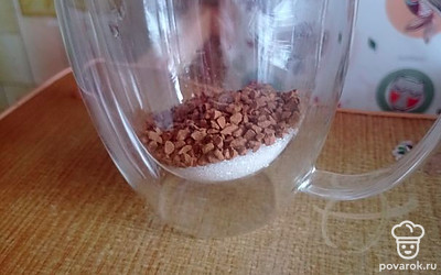 В чашку насыпаем кофе и сахар.