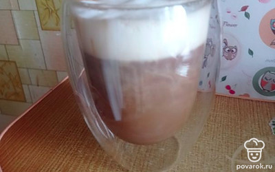 Заливаем кипятком и добавляем взбитое молоко.