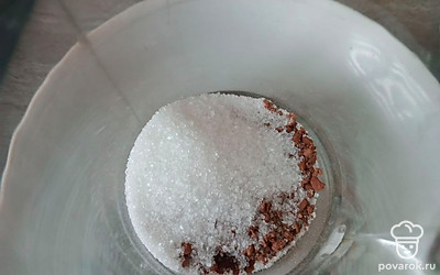 Сахар смешать с кофе в кружке, подлить немного кипятка и взбить капучинатором.