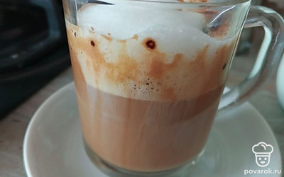 И в конце добавить взбитое молоко.