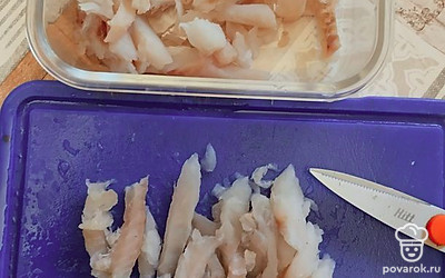 Рыбу промыть, перебрать, нарезать.