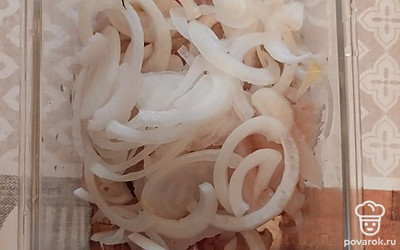Репчатый лук нарезать полукольцами, добавить к рыбе.