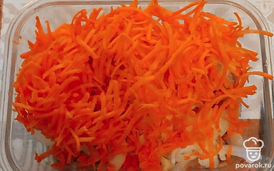 Затем добавить натертую на терке морковь.